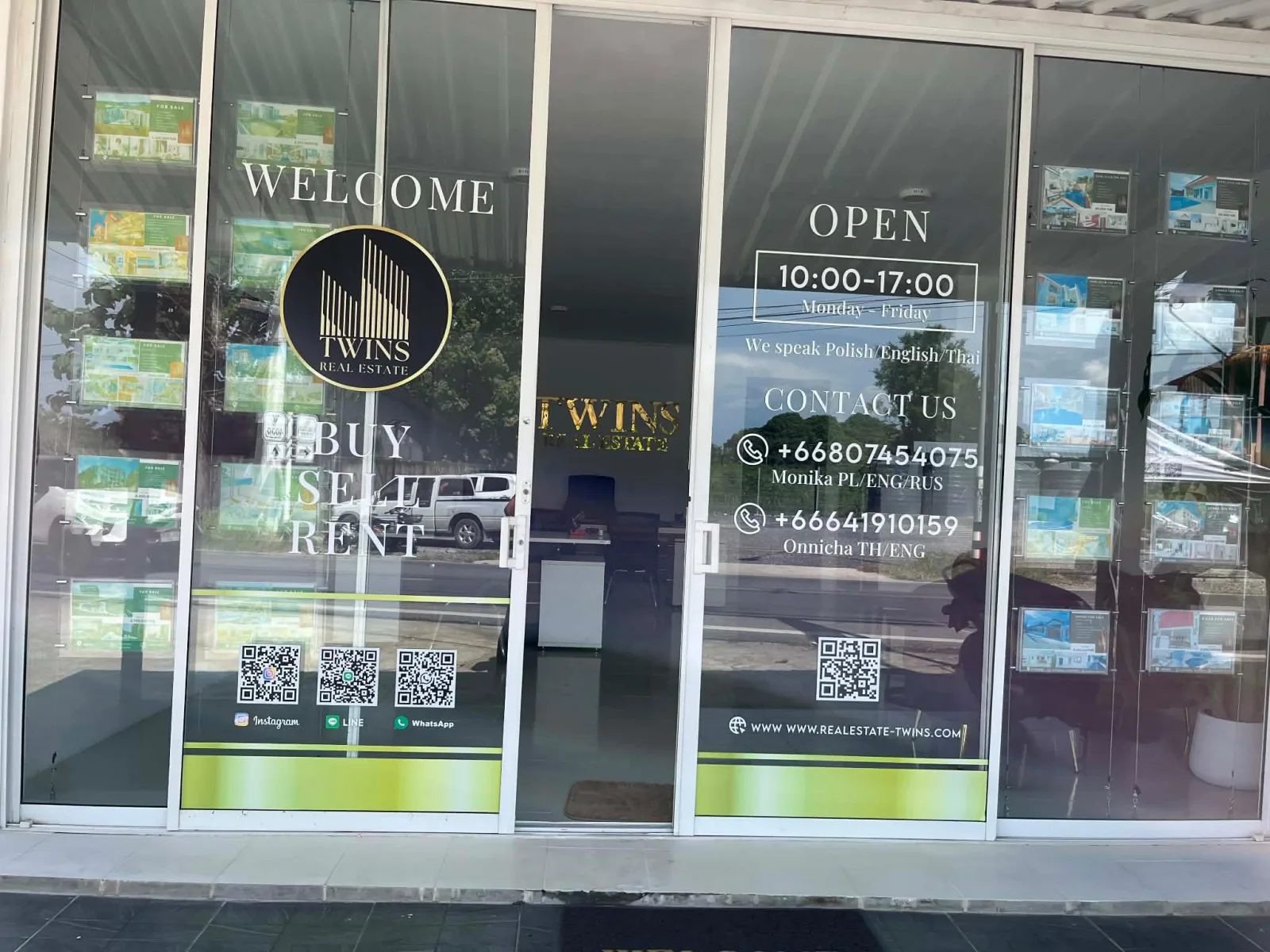 Witryna biura Twins Real Estate na Phuket z godzinami otwarcia i danymi kontaktowymi