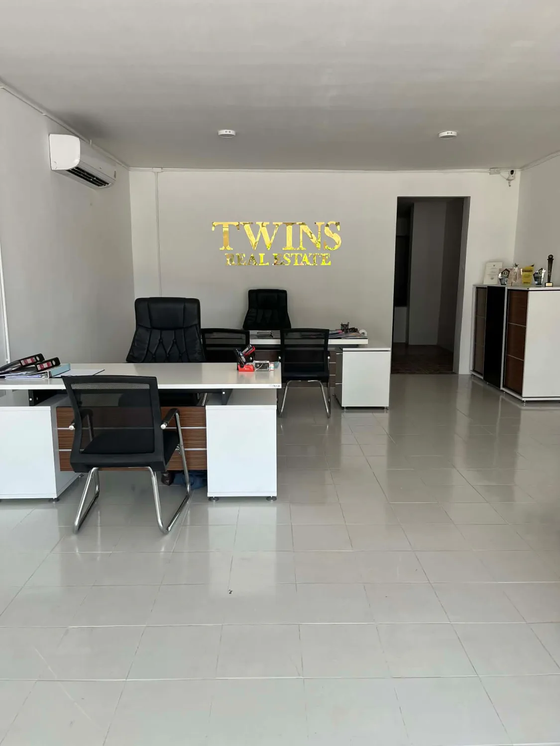 Wnętrze biura Twins Real Estate - stanowiska doradców